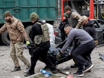 Copertina di Trump non condanna Putin. E Zelensky epura il generale