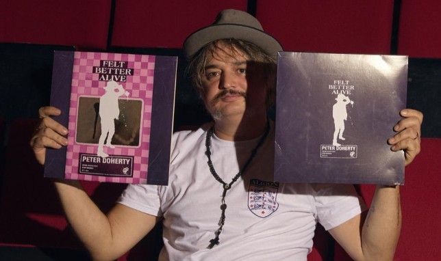 “Avrebbero dovuto amputarmi le dita dei piedi, quindi ho dovuto cambiare dieta e smettere di bere. Qualcosa dentro di me è cambiato”: parla Pete Doherty