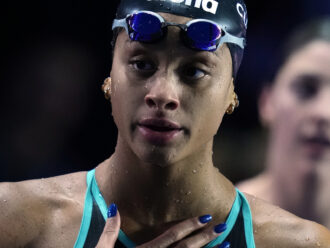 Chi è Sara Curtis, la 18enne che ha battuto il record di Pellegrini nei 100 stile libero: “Ho fatto meglio di un mito”