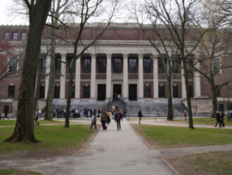 Trump attacca Harvard: “Università da barzelletta. Non merita fondi statali”. Anche la Columbia si oppone al tycoon