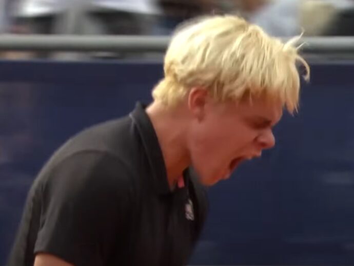 Grida a squarciagola, disegna un crocifisso per terra e ci si sdraia sopra. La folle esultanza di Dedura-Palomero