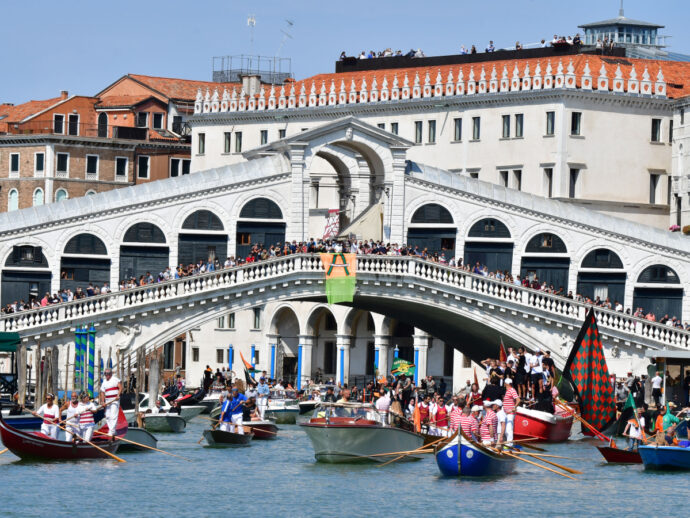 Venezia, torna il ticket d’ingresso: 10 euro al giorno, 5 se si paga in anticipo e bambini esenti. Ecco come funziona