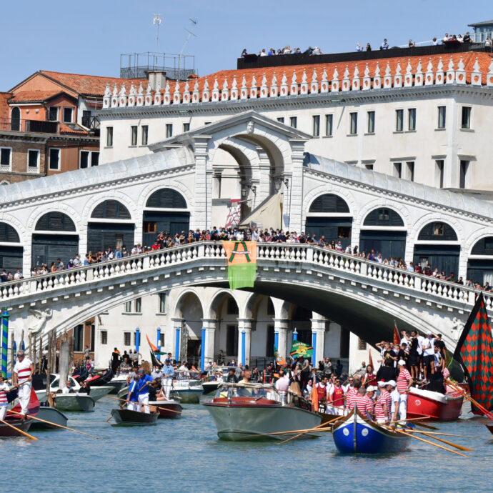 “Basta turisti poveri”: gioielliere di Venezia propone tassa di 100€ per i visitatori giornalieri