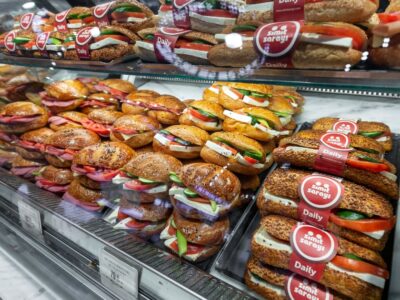 Copertina di “Acqua a 9 euro, lasagna a 25 euro e un’insalata a più 15 euro”: i prezzi da capogiro dell’aeroporto più costoso del mondo. Ecco dove si trova