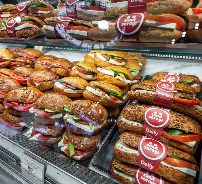 “Acqua a 9 euro, lasagna a 25 euro e un’insalata a più 15 euro”: i prezzi da capogiro dell’aeroporto più costoso del mondo. Ecco dove si trova