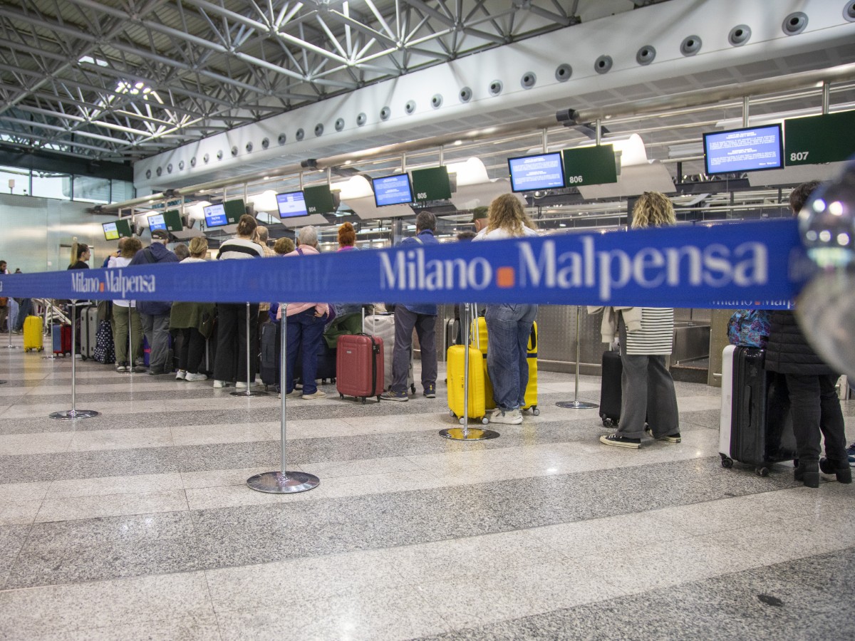 Niente più carta d’identità per imbarcarsi in aereo, cosa cambia per i voli in Italia e nell’area Schengen