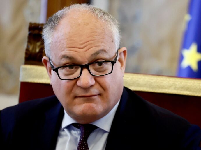 Rifiuti, saltano i poteri extra per Gualtieri