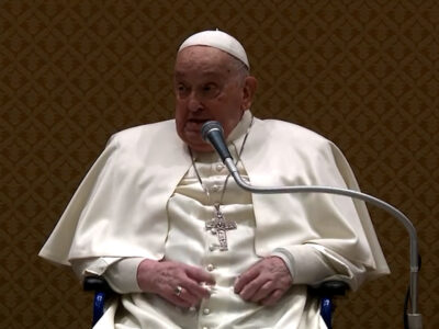 Copertina di Il Papa incontra i vertici del Gemelli, la battuta con la voce affaticata: “Quando comandano le donne le cose vanno”