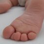 Copertina di “Attenzione, i materassi rilasciano sostanze chimiche tossiche per il cervello mentre i bambini dormono”: la scoperta choc nel nuovo studio