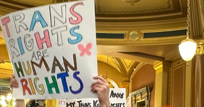 Essere giovani persone trans in Uk oggi è un atto di resistenza: così stiamo perdendo umanità