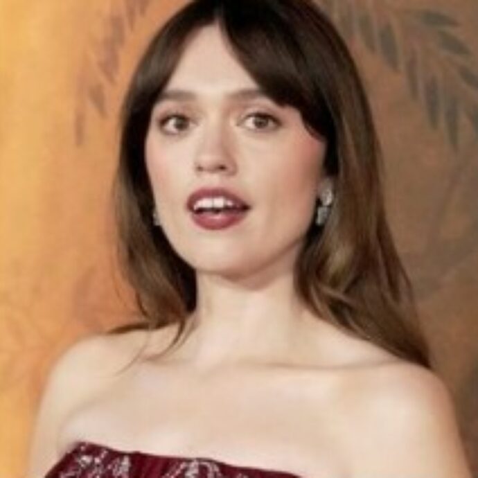 “Parodia cattiva e poco divertente. Non ci sono modi meno dozzinali per fare ridere?”: i denti di Aimee Lou Wood presi in giro al Saturday Night Live