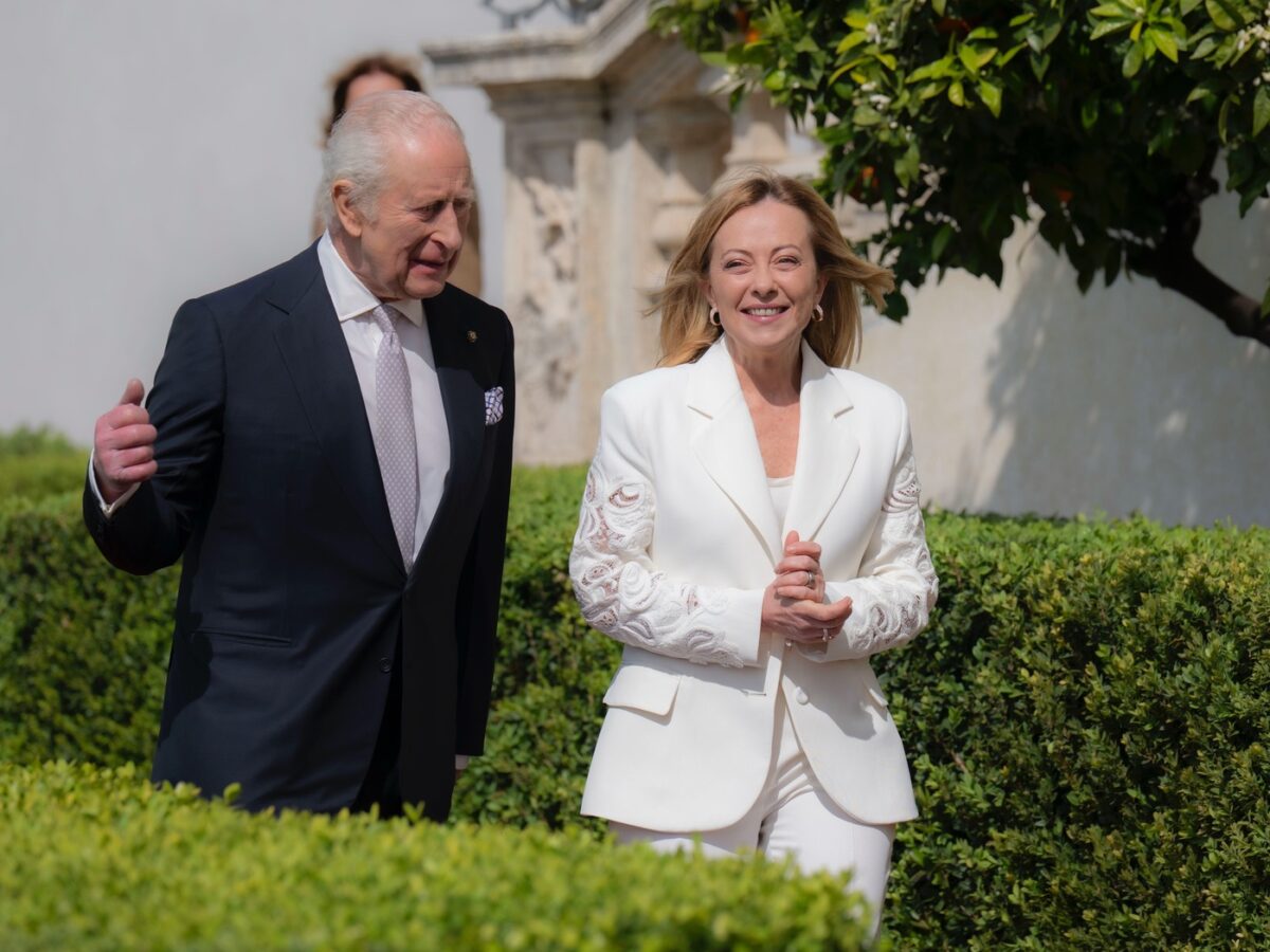 Giorgia Meloni regala la Nutella a Re Carlo e rivela: “Gli ho detto: ‘Se sei giù di corda, indossa il tuo pigiama migliore e aprila. Ti sentirai meglio’”