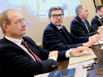 Copertina di Giorgetti: “Spesa per la difesa al 2% già quest’anno. Correttivi in arrivo per acconti Irpef e aumento età pensione”