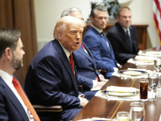 Copertina di Dazi, Trump: “Ci sarà un accordo con l’Ue e sarà equo”. Poi elogia Meloni – Video