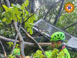 Castellamare di Stabia, si stacca un cavo della funivia del Faito: 16 passeggeri a bordo, cabine bloccati