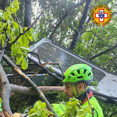 Copertina di Si rompe cavo della funivia del Faito: una cabina precipita in un dirupo. Quattro morti