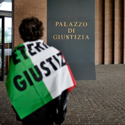 Copertina di Processo Eternit bis, tra prescrizioni e assoluzioni ridotta a 9 anni e mezzo la pena a Stephan Schmidheiny