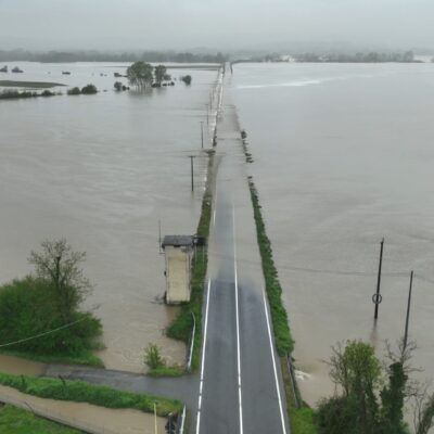 Copertina di Alluvione in Piemonte, la Dora Baltea esonda su una strada: le immagini