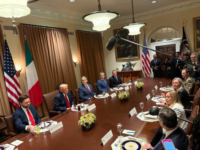 Copertina di Dazi, Meloni invita Trump a Roma a trattare: "Le nostre imprese investiranno 10 miliardi in Usa". Lui: “Ci sarà accordo con l'Ue. Alla fine pure con la Cina”