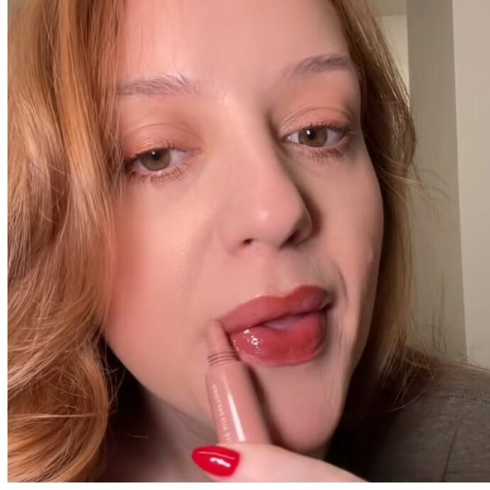 Rossetti peel off, come funzionano i lucidalabbra da “attaccare e staccare” virali su TikTok. Ma soprattutto: valgono davvero la spesa?