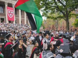 Trump contro le università, il prof di Harvard Steven Levitsky: “I tagli agli atenei ledono anche l’economia Usa”