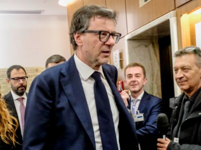 Copertina di Tutti contro il nuovo Def: “Dati incompleti, bilancio invalutabile”. Il buco nero del Pnrr
