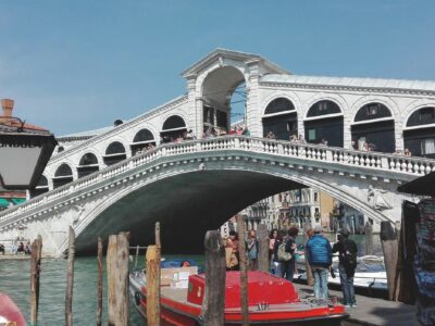 Copertina di Venezia, problemi al timone vaporetto urta Ponte di Rialto