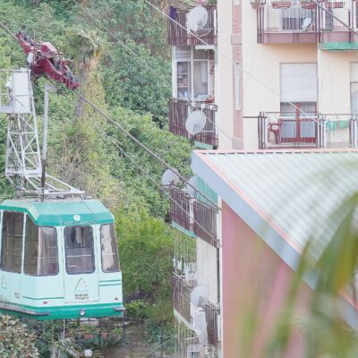 Copertina di Monte Faito, si spezza il cavo della funivia. Morti 4 turisti caduti nel vuoto