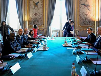 Copertina di Truppe, Macron insiste. La Russia: “Piano folle”