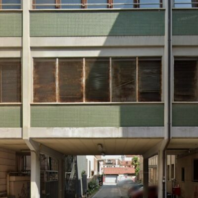 Copertina di Segregata e violentata per cinque giorni in un palazzo abbandonato in centro
