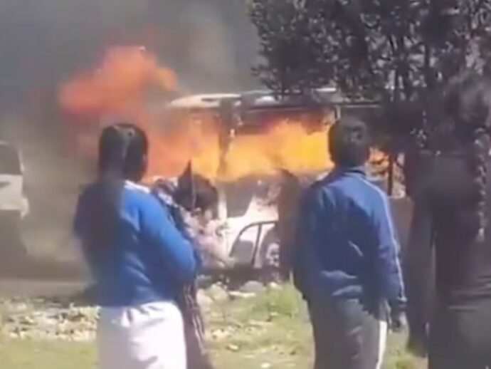 Bolivia, scuolabus prende fuoco: 5 bambini morti carbonizzati. Arrestato l’autista