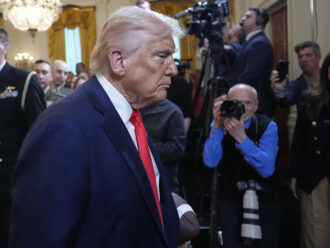 Trump attacca il sistema giudiziario dopo l’alt alle espulsioni dei migranti: “Tribunali Usa fuori controllo”