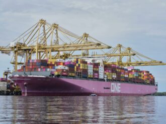 Dazi, nuova tassa sulle navi cinesi che arrivano negli Usa. Pechino blocca le importazioni di gnl statunitense