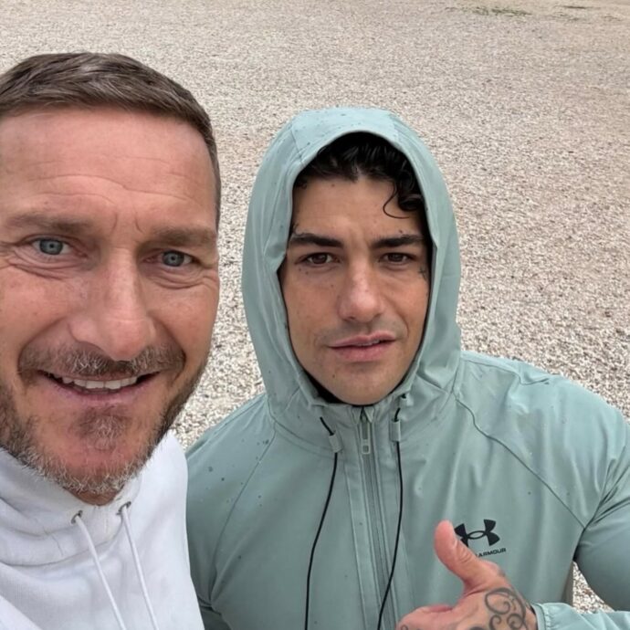 “È il mio primo amore. Prima c’è lui, poi mia madre”: Totti e Tony Effe si allenano insieme, la foto della ‘corsetta mattutina’ è virale