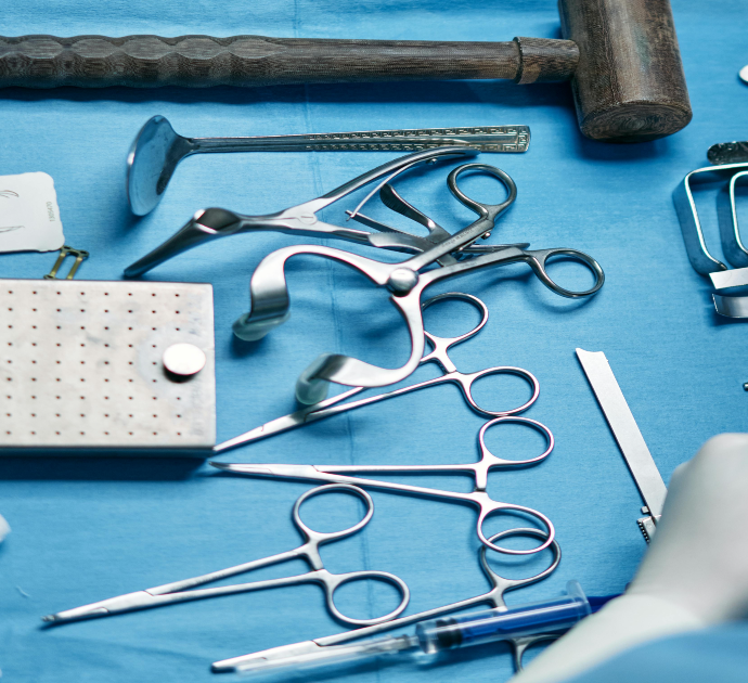 “Non sapevo dell’operazione chirurgica per rifarsi il seno, i responsabili devono pagare”: il padre chiede giustizia per la figlia morta dopo l’intervento