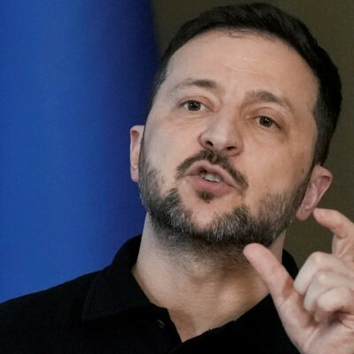 Copertina di Terre rare: “L’accordo entro il 26 aprile”. Ma il documento è lo stesso di un mese fa