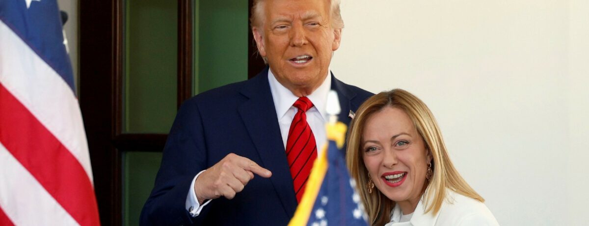 Copertina di Armi, gas, Cina e affari: i baci di Meloni a Trump