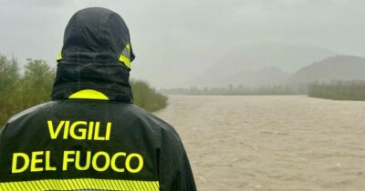 Copertina di Cremona, auto inabissata nel Po con una persona a bordo: in corso il recupero