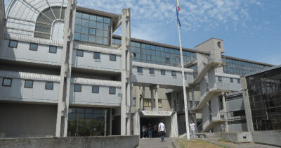 Copertina di Prato, la Chinatown torna a sparare: 47enne cinese ferito a colpi di pistola nella notte. È l’ultimo episodio della “guerra delle grucce”