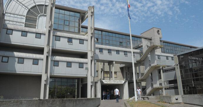 Prato, la Chinatown torna a sparare: 47enne cinese ferito a colpi di pistola nella notte. È l’ultimo episodio della “guerra delle grucce”