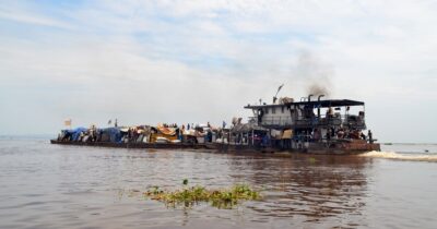 Copertina di Congo, imbarcazione prende fuoco e si ribalta: almeno 145 morti, decine di feriti