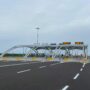 Copertina di Parma, inaugurato il primo casello della TiBre: l’autostrada (solo 8 km su 80 previsti) che “finisce in campagna”