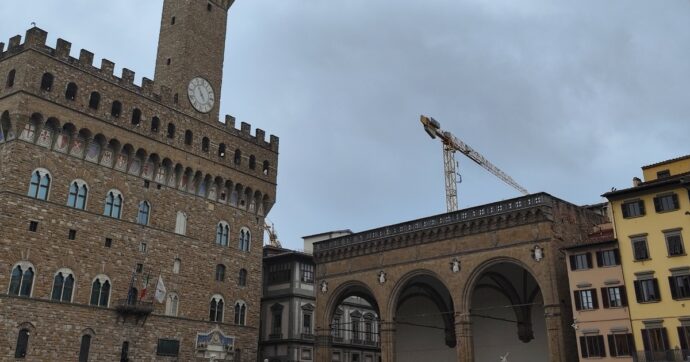 Entro giugno la gru lascerà gli Uffizi, dopo vent’anni. Rimuoverla costa circa 400mila euro
