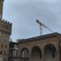 Copertina di Entro giugno la gru lascerà gli Uffizi, dopo vent’anni. Rimuoverla costa circa 400mila euro