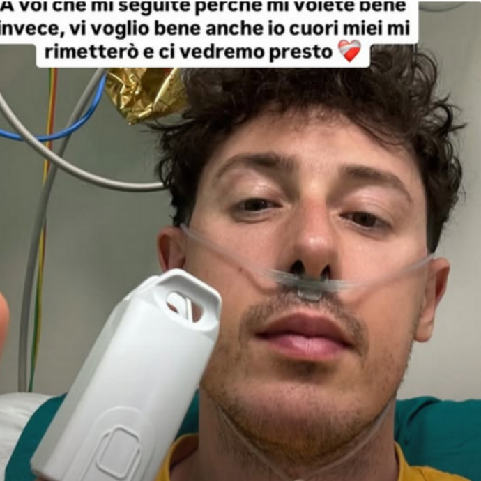 Shade ricoverato in ospedale: “Sono impegnato a non farmi aggiungere la seconda data su Wikipedia”. La foto che preoccupa i fan