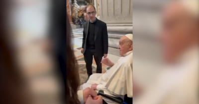Copertina di Papa Francesco a sorpresa nella Basilica di San Pietro: il saluto ai fedeli increduli – Video