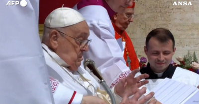 Copertina di Papa Francesco dal balcone di San Pietro per l’Urbi et Orbi: “Buona Pasqua”. Il boato dei fedeli – Video