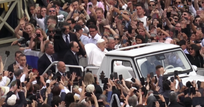 Copertina di Papa Francesco a bordo della papamobile stupisce i fedeli: il bagno di folla in piazza San Pietro – Video