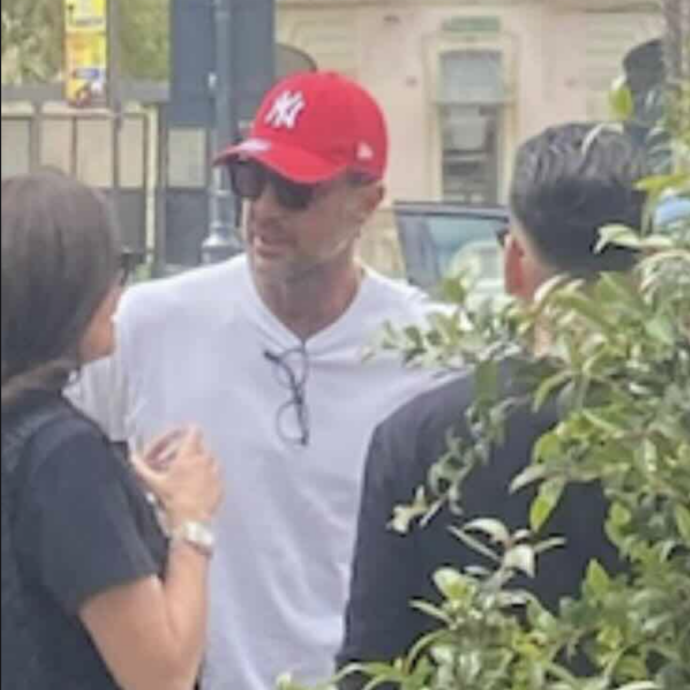 “Siamo venuti a prenderli”: Fabrizio Corona a Galatina per la sua “inchiesta” sul pestaggio del 17enne. Ma finisce in lite con l’avvocato dei minori (davanti alla polizia)
