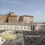Copertina di Messa pasquale a San Pietro davanti a 35mila fedeli. Breve incontro tra il Papa e JD Vance